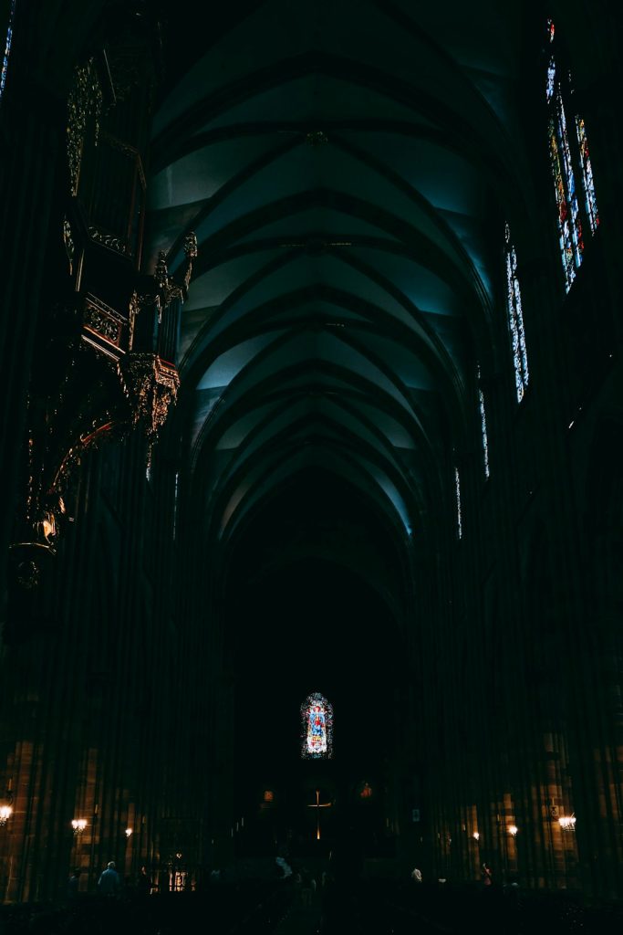 Por que Estudar Teologia Transforma a Forma como Vivemos a Fé a-large-cathedral-with-stained-glass-windows-and-a-chandelier-hryhuze2sso